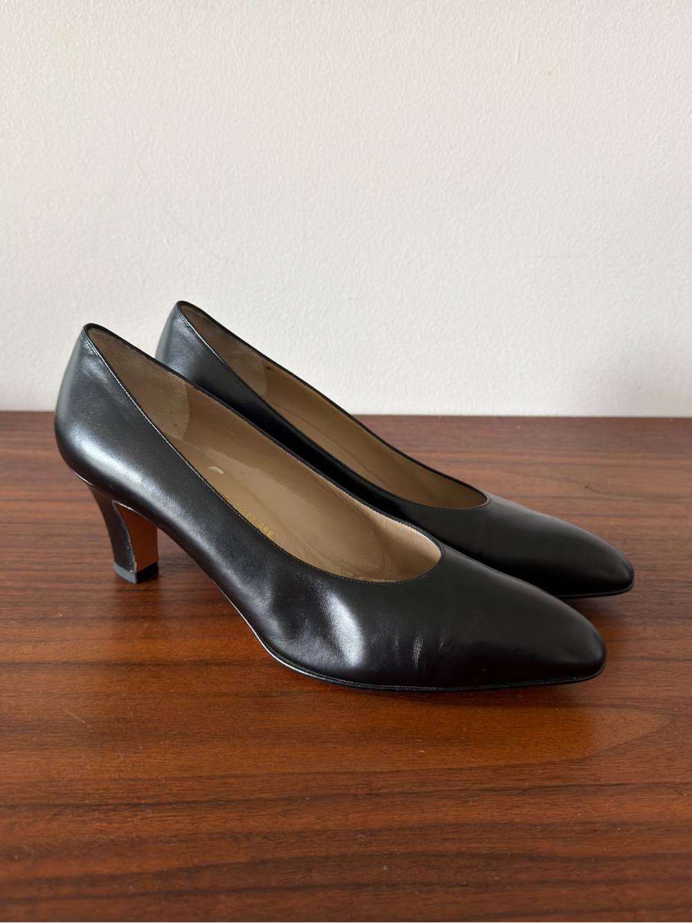 Salvatore Ferragamo Women’s 9 AA Black Leather Pointed Toe Pumps Heels Italy